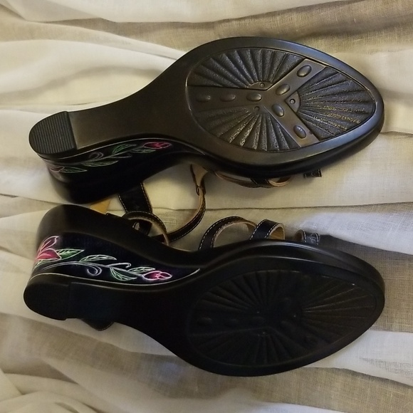 NWOT Unique Genuine leather Sandals - Picture 3 of 4
